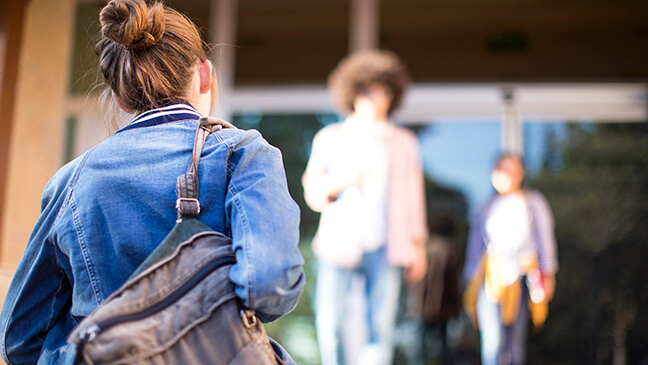Leerling aan schoolpoort