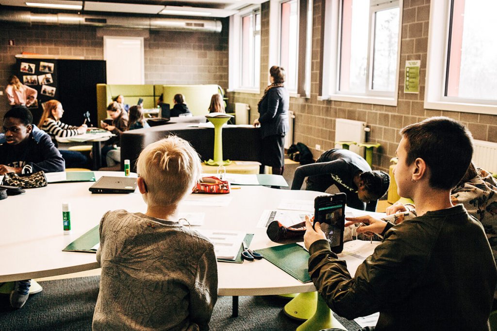 Leerlingen aan het werk in de agora.