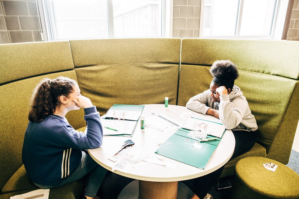 Twee leerlingen werken samen in een zitcirkel.