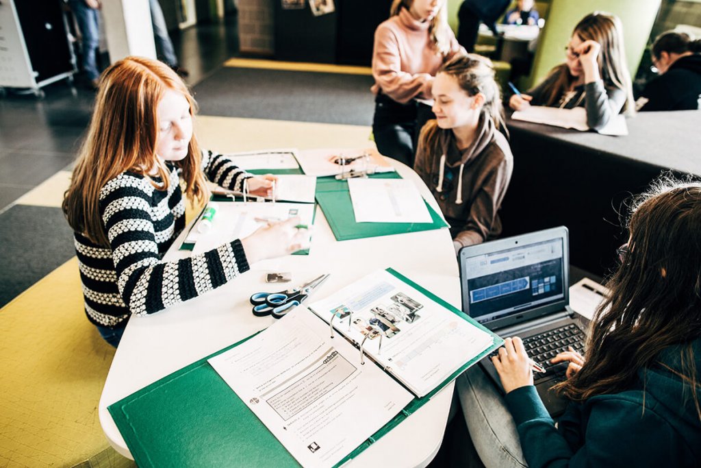 De tafels in de agora kun je makkelijk in elkaar puzzelen. De vorm is wat frivoler dan bij gewone tafels en zorgt er ook voor dat de leerlingen iets dichter bij elkaar zitten