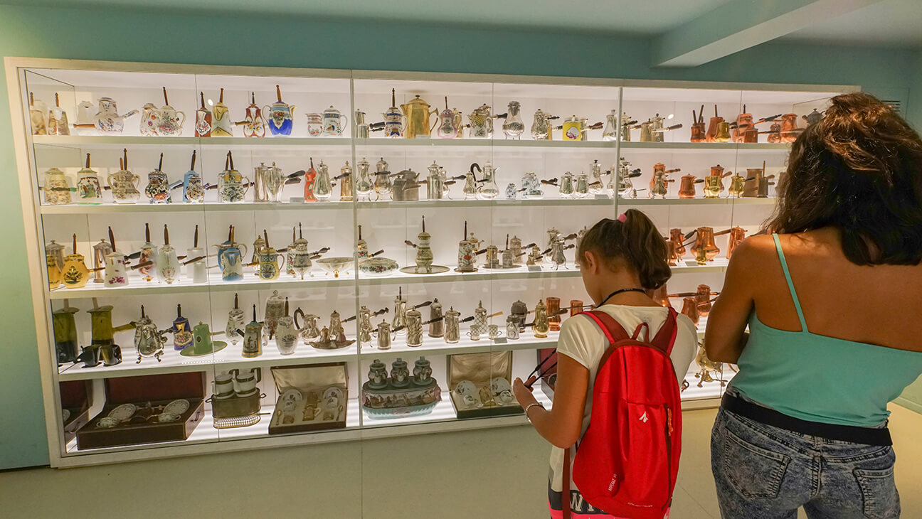 Bezoekers in een zaal van Choco-Story Brussels