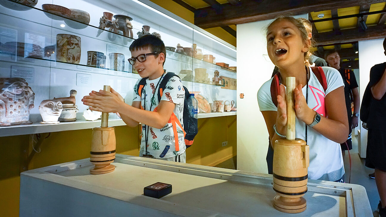 Kinderen spelen een spel in Choco-Story Brussels