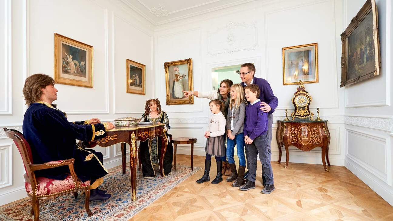 Gezin bezoekt kamer in Versailles 