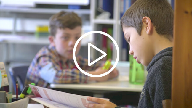2 jongens bezig met huiswerk