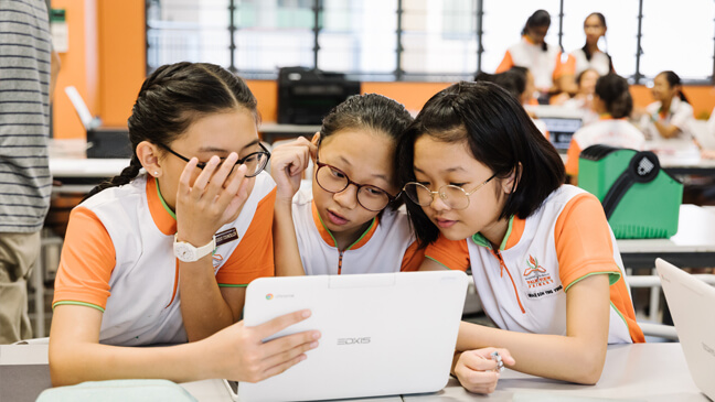Leerlingen werken met tablet - Singapore