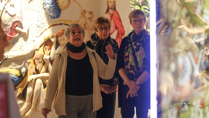 bezoekers met gids in Musea Sculpta