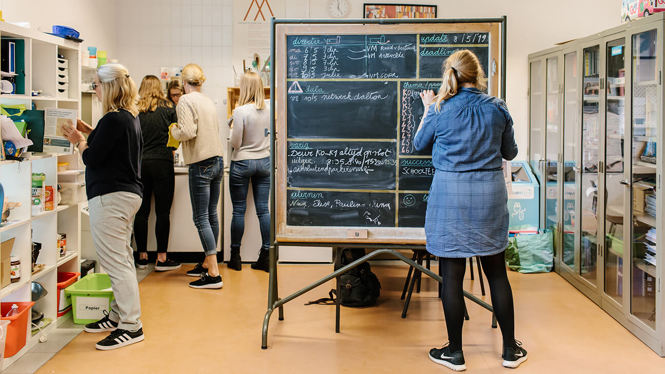 Julie Snauwaert aan een schoolbord