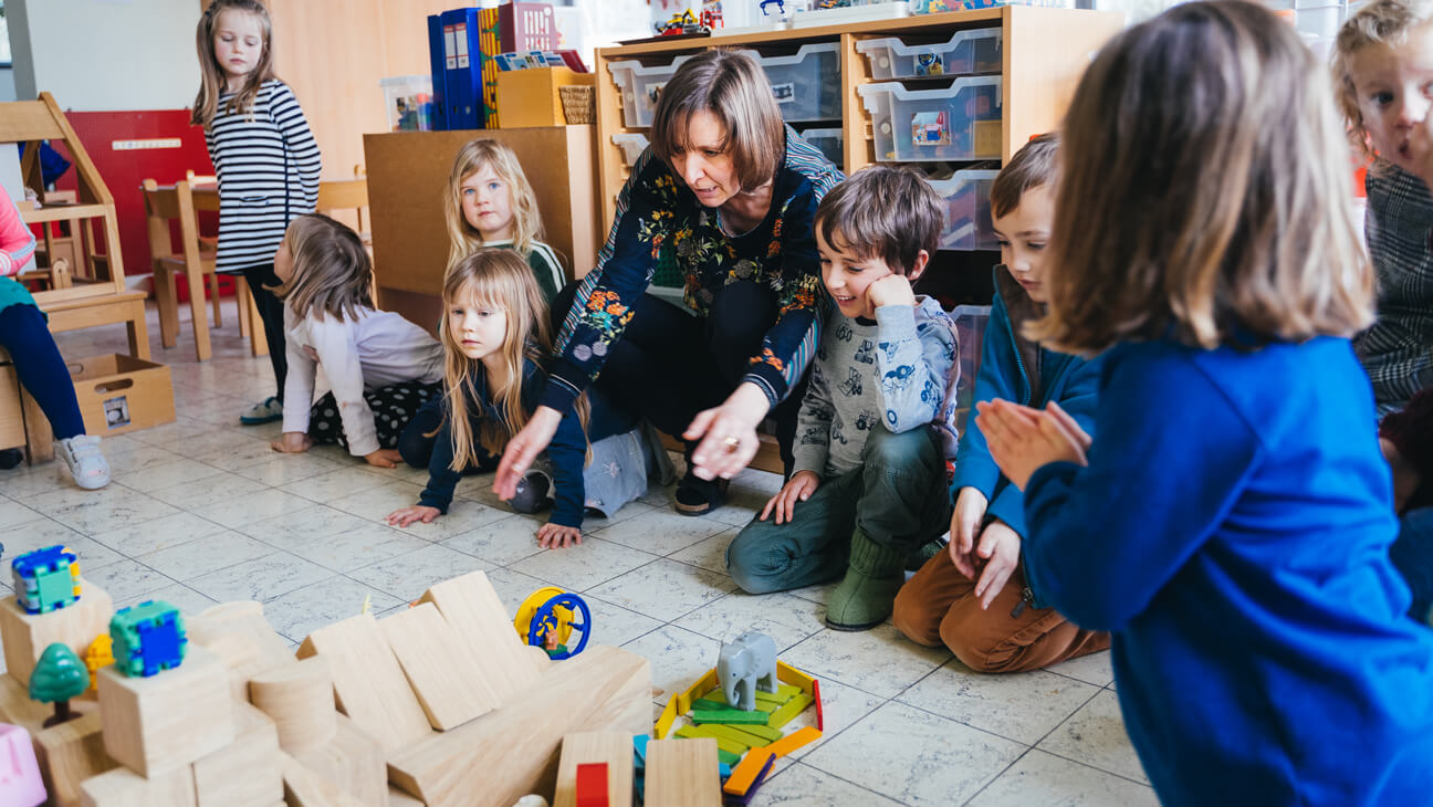 Kleuters spelen met blokken tijdens les rond wiskunde