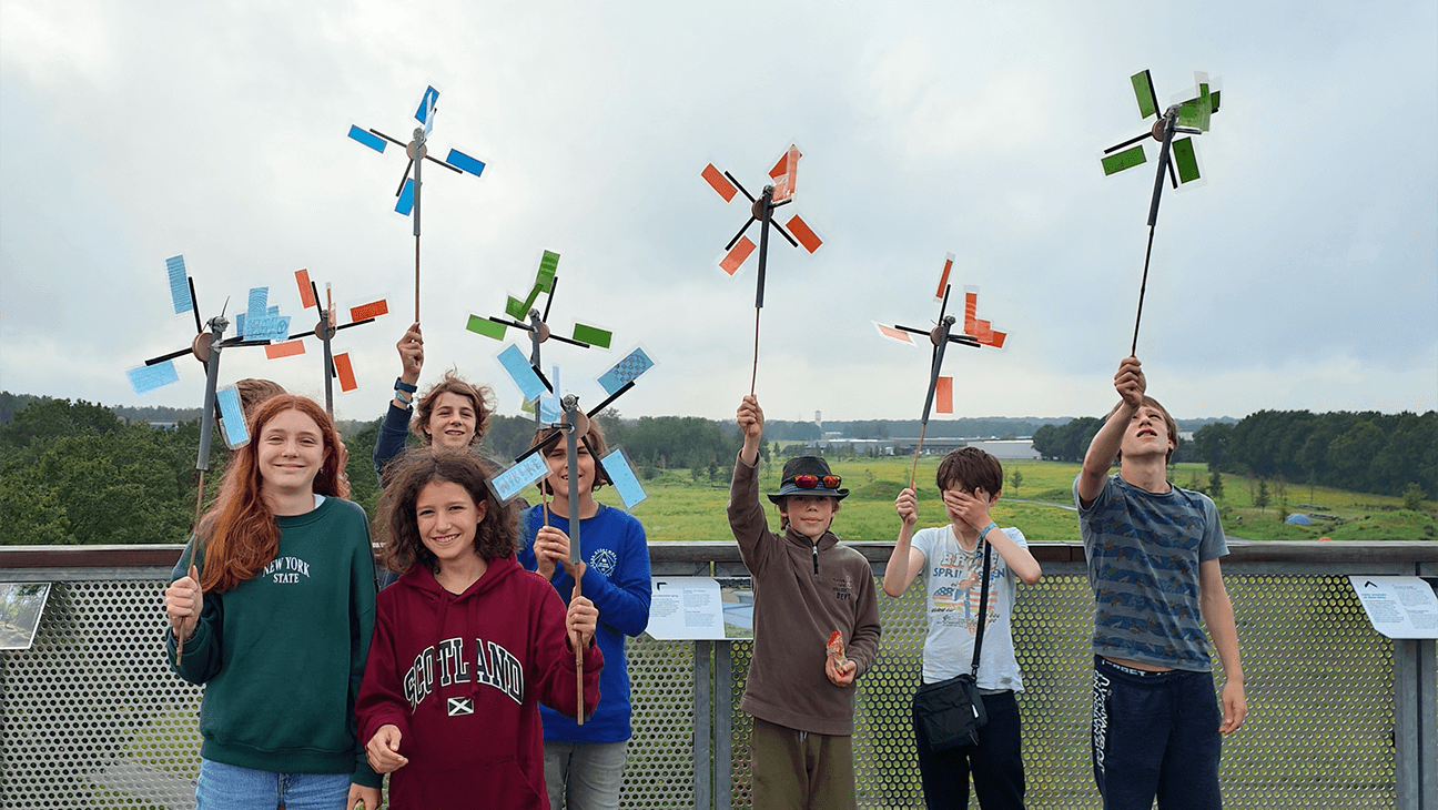 Klas met zelfgemaakte windmolens