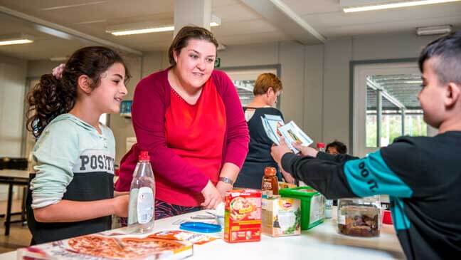 Juf komt iets kopen in (nep)winkel van haar leerlingen