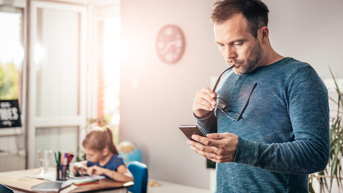 Vader bekijkt digitaal leerplatform op smartphone