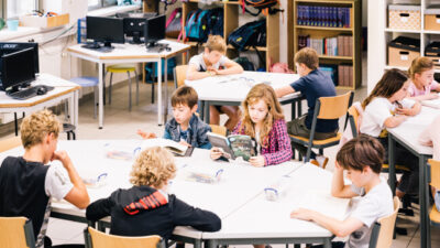 Leerlingen zitten te lezen in de klas