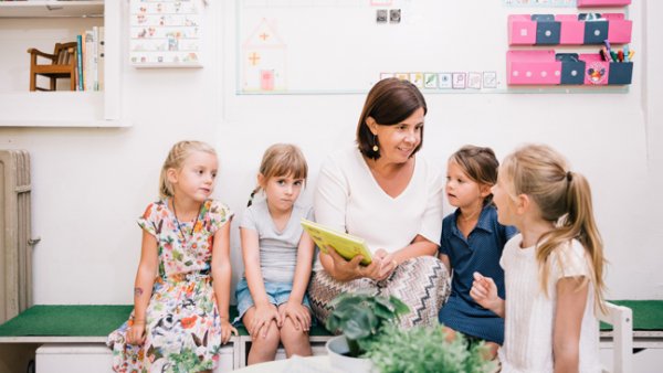 Directeur Elke Van der Auwera tussen kinderen