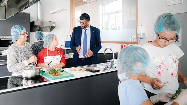 directeur bso-/tso-campus Wim Verhaeghe bij zijn leerlingen