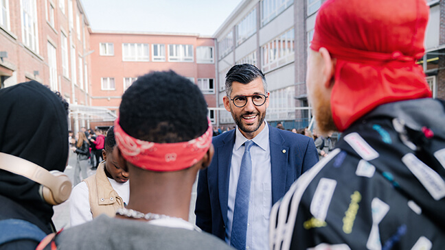 directeur bso-/tso-campus Wim Verhaeghe bij zijn leerlingen