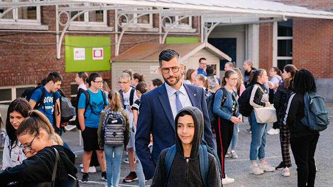 directeur bso-/tso-campus Wim Verhaeghe bij zijn leerlingen