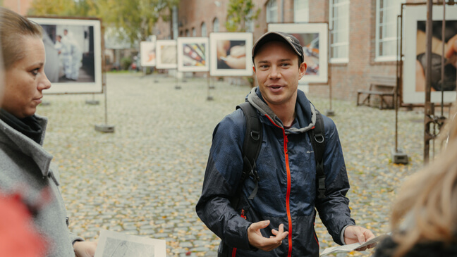 Startende leraren bij La Fonderie tijdens inleefreis in Molenbeek