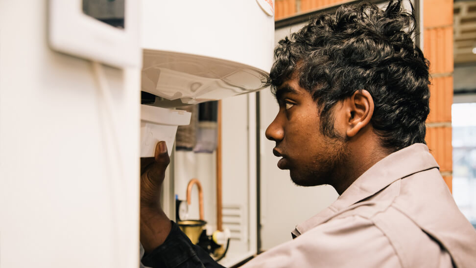 STEM-building: Leerling werkt aan warmtepomp