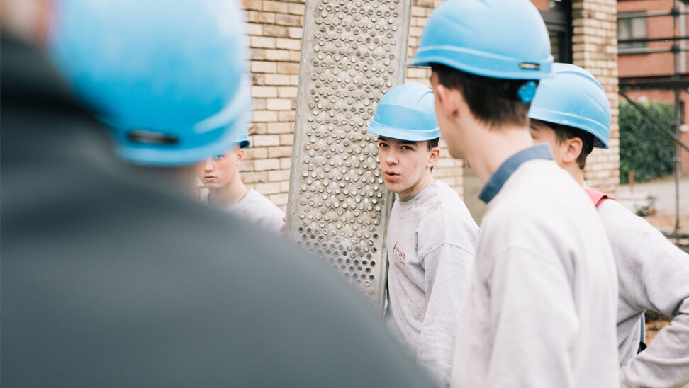 STEM-school: leerlingen met helmen op de werf