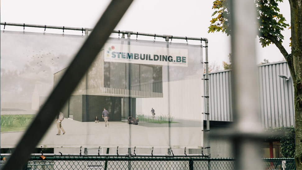 STEM-building: Render van het nieuwe gebouw hangt aan een hek voor het gebouw