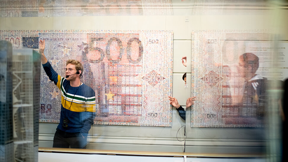 gids Ferre in het museum van de Nationale bank in Brussel
