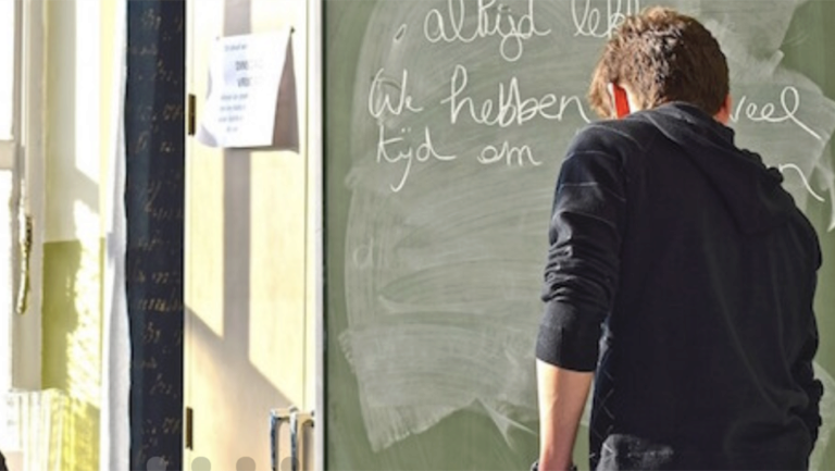 Jongen bij een schoolbord