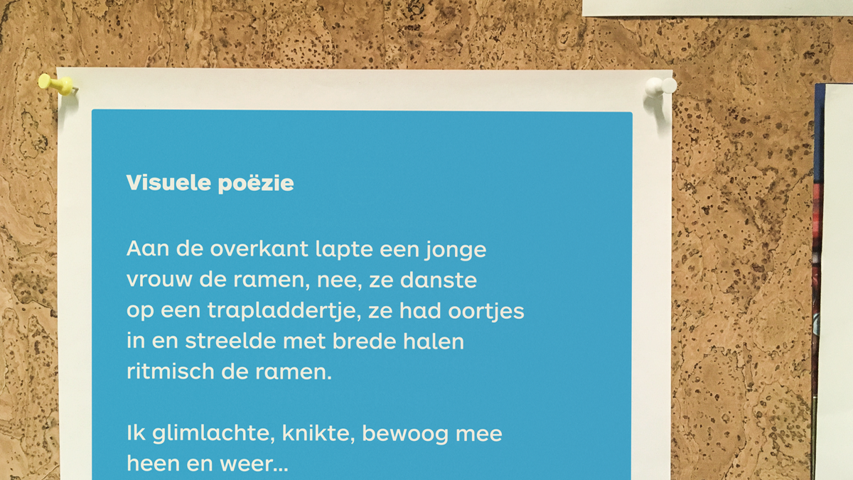 Poëzieposter op een school