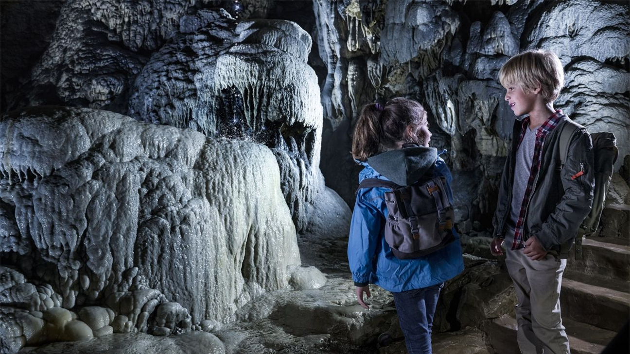 Kinderen in de grotten van Het Domein van de Grotten van Han