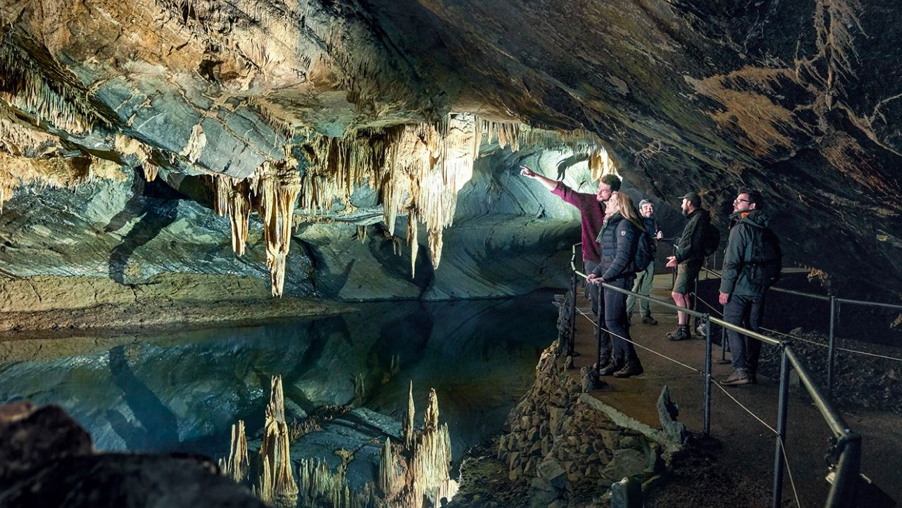 Mensen in de grotten van Han