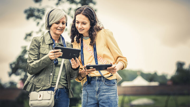 Vrouw en dochter met een tablet