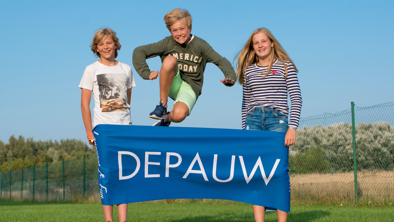 kinderen met spandoek van Depauw Taalvakanties