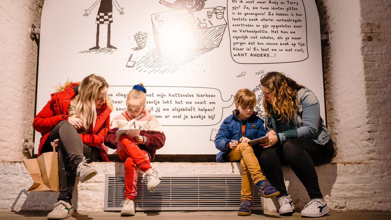 Gezin vult opdrachten in van Doe-expo De Waanzinnige Boomhut