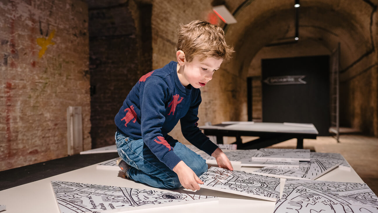 Jongen maakt puzzel van de boomhut van Andy & Terry