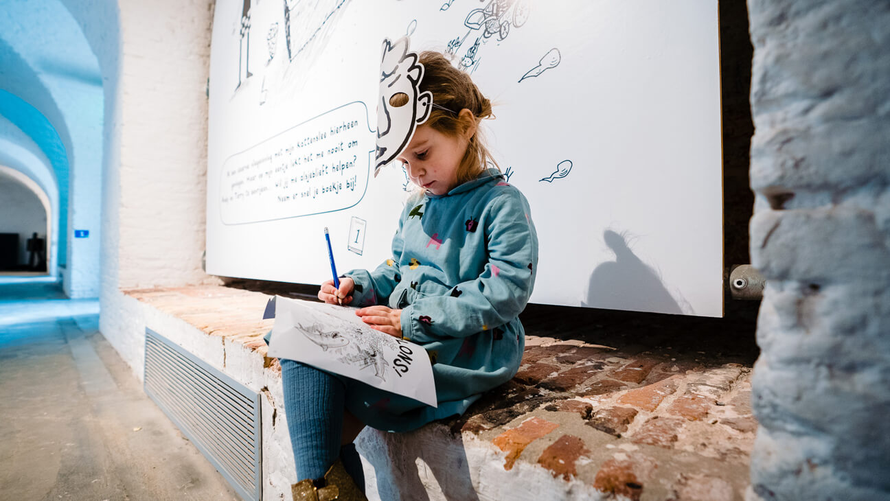 Meisje vult opdracht in van doe-expo De Waanzinnige Boomhut