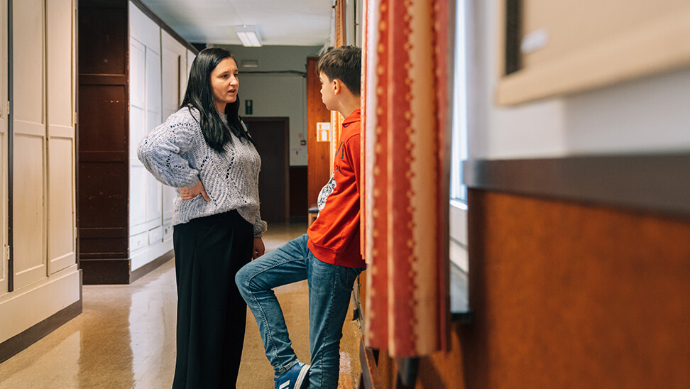 Gesprek tussen leraar en leerling op Don Bosco Groenveld