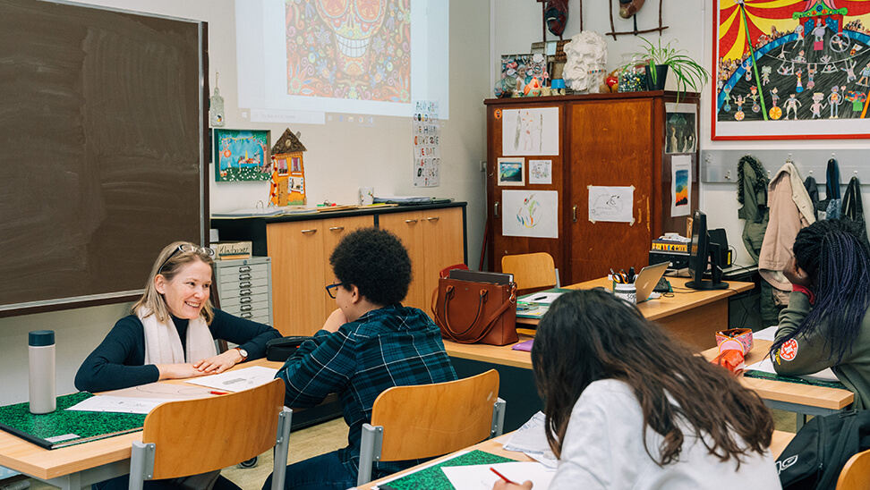 Gesprek tussen leraar en leerling op Don Bosco Groenveld