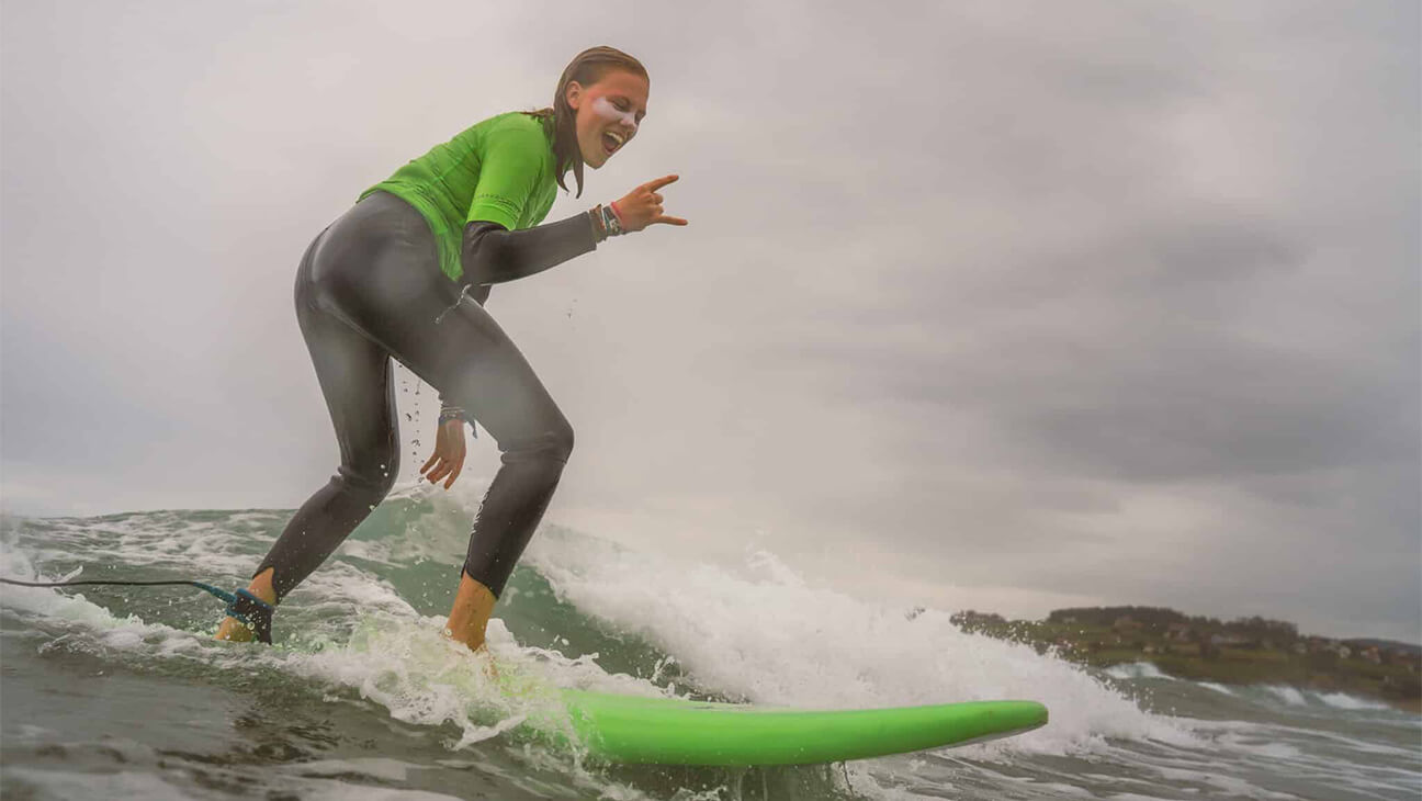 Meisje op een surfplank