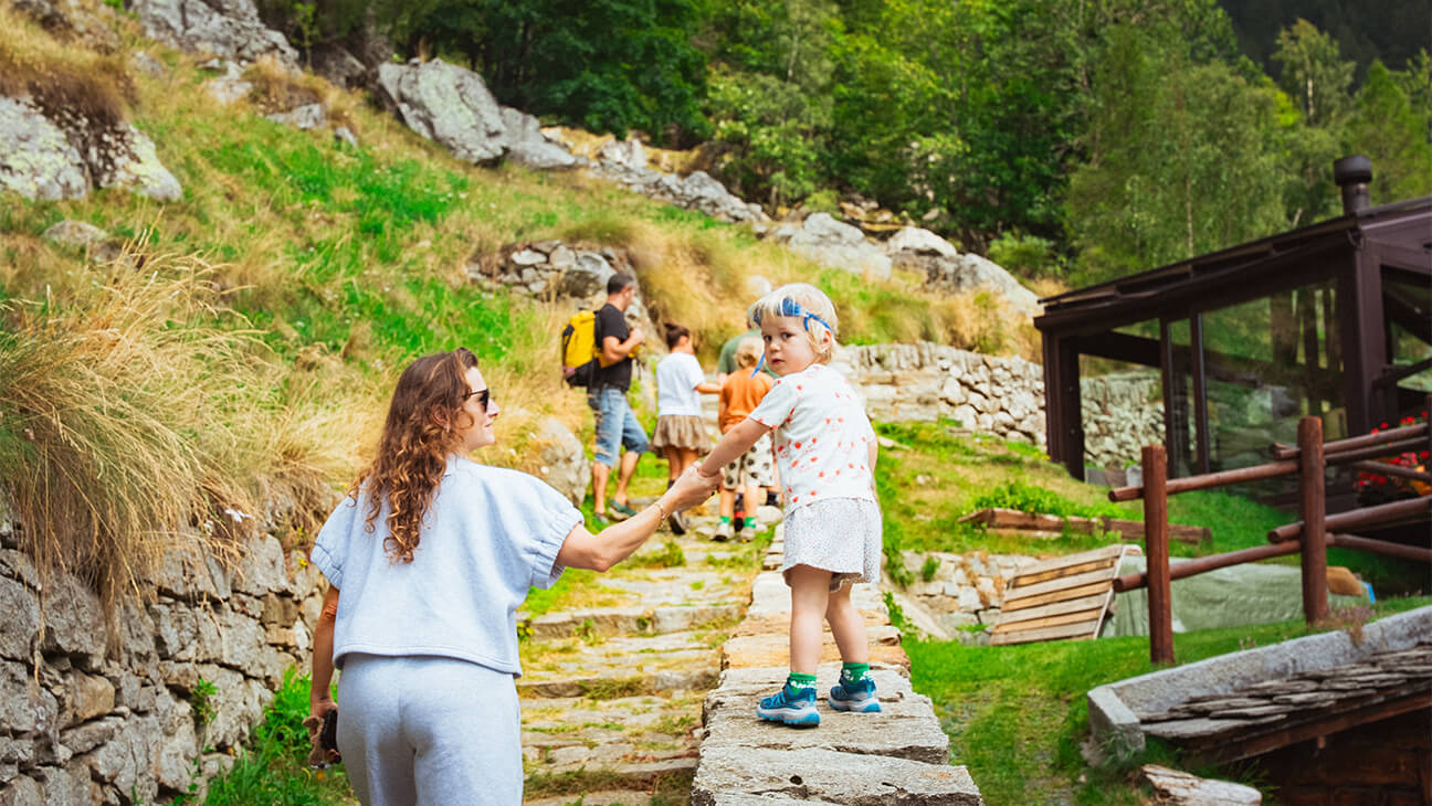 Vrouw met kind aan het wandelen in de natuur