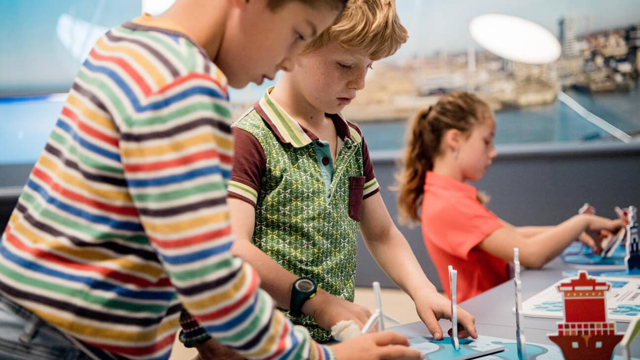 Kinderen spelen een spel over de zee