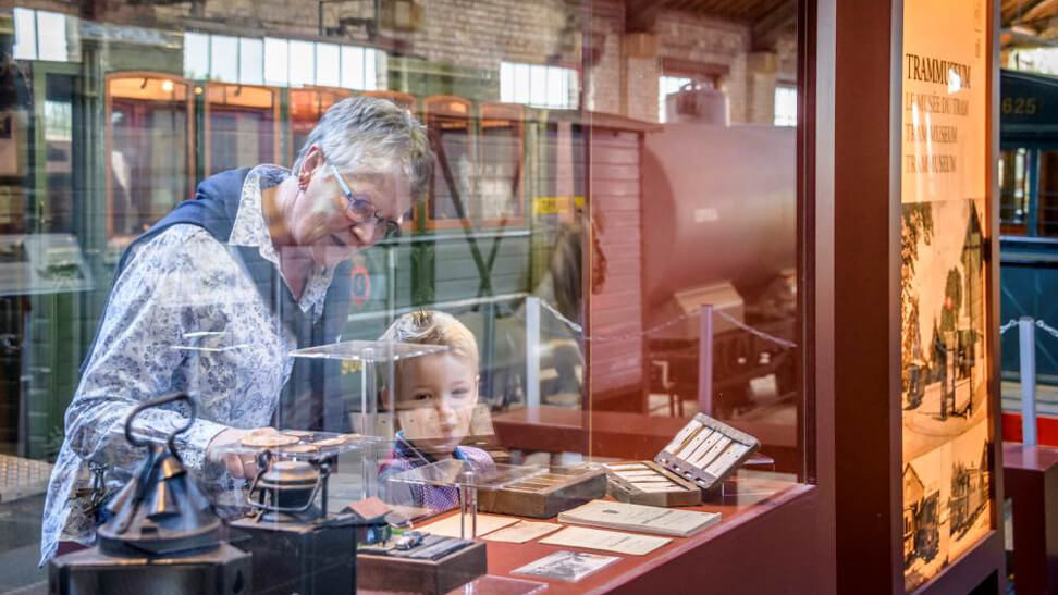oma met kleinkind bij vitrine van tramsite Schepdaal
