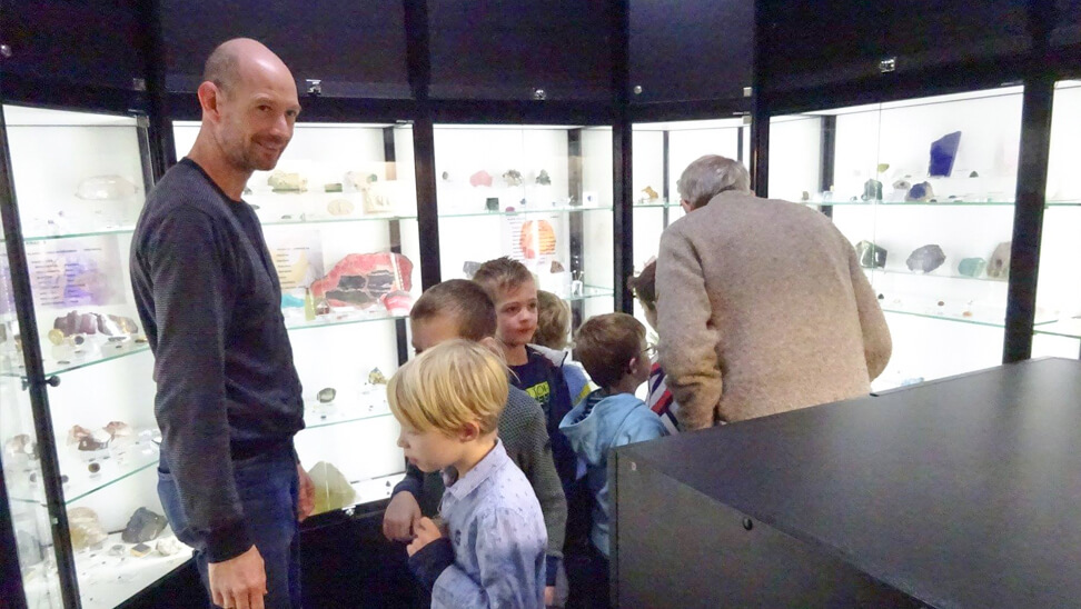 bezoekers aan het Mineralogisch Museum