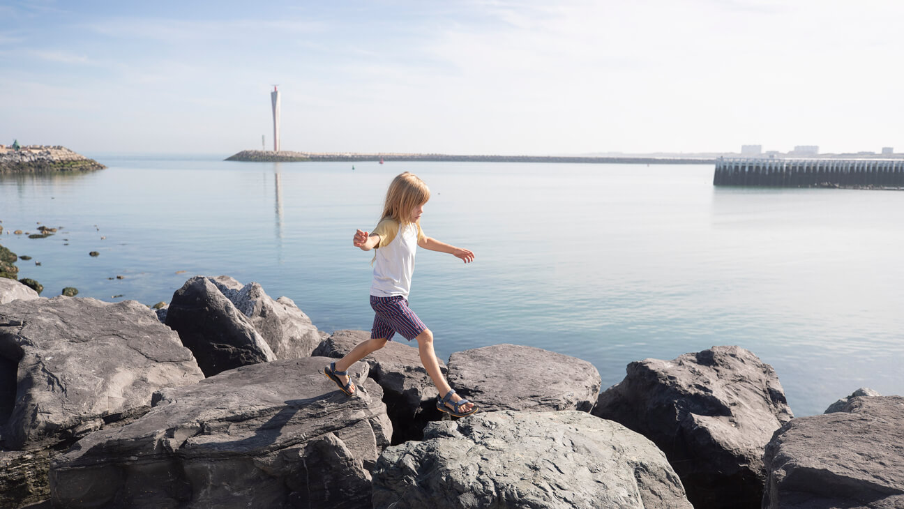 Kind wandelt op Strekdam Oostende