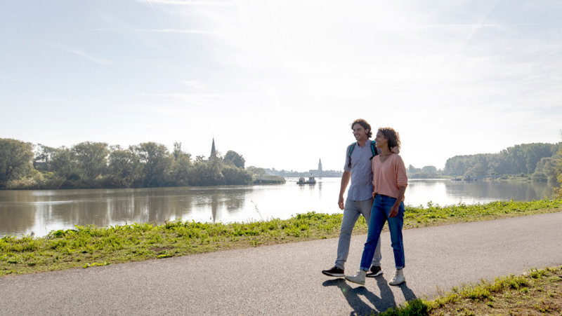 Wandelaars langs de Schelde