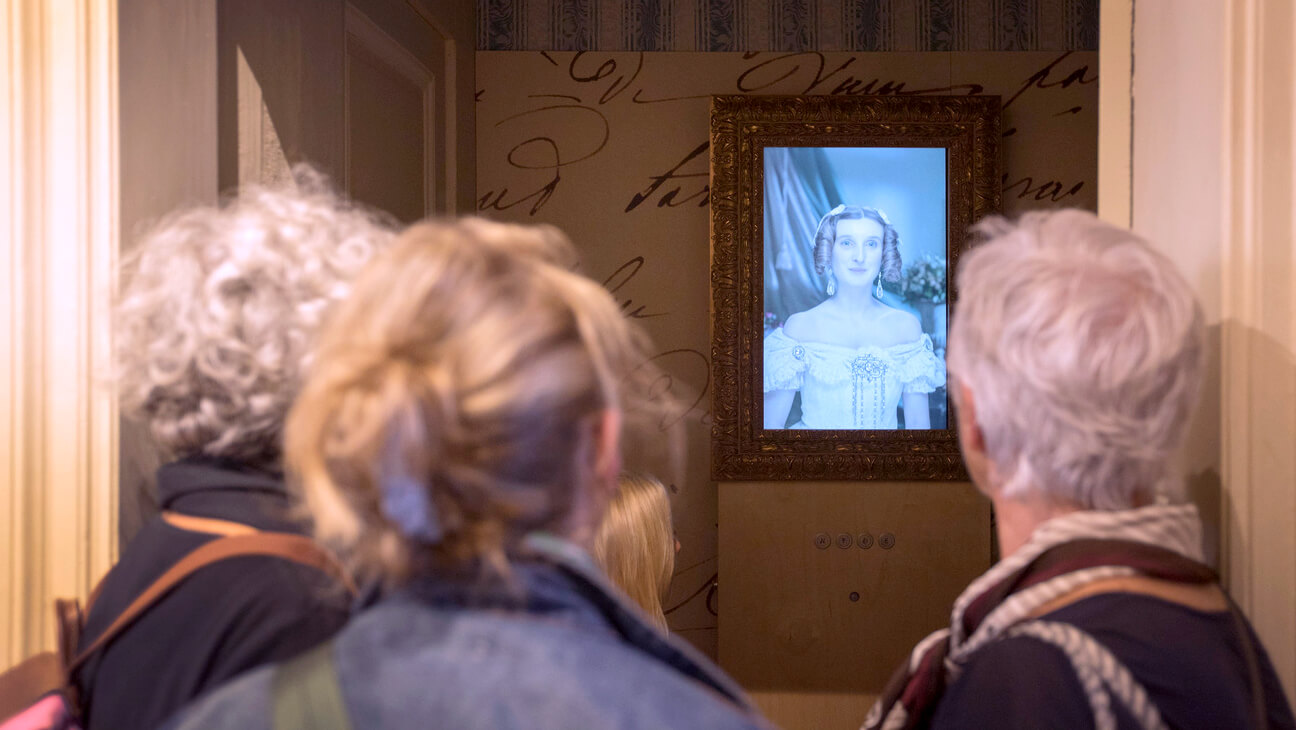 Dames kijken naar een interactief schilderij in het stadsmuseum van Oostende