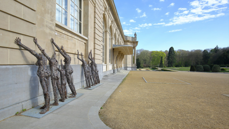 Standbeelde tegen de gevel van het AfricaMuseum