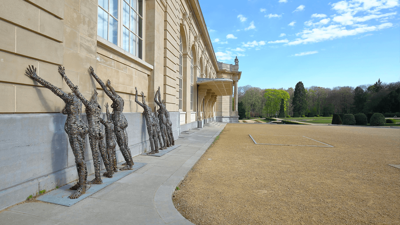 Standbeelde tegen de gevel van het AfricaMuseum