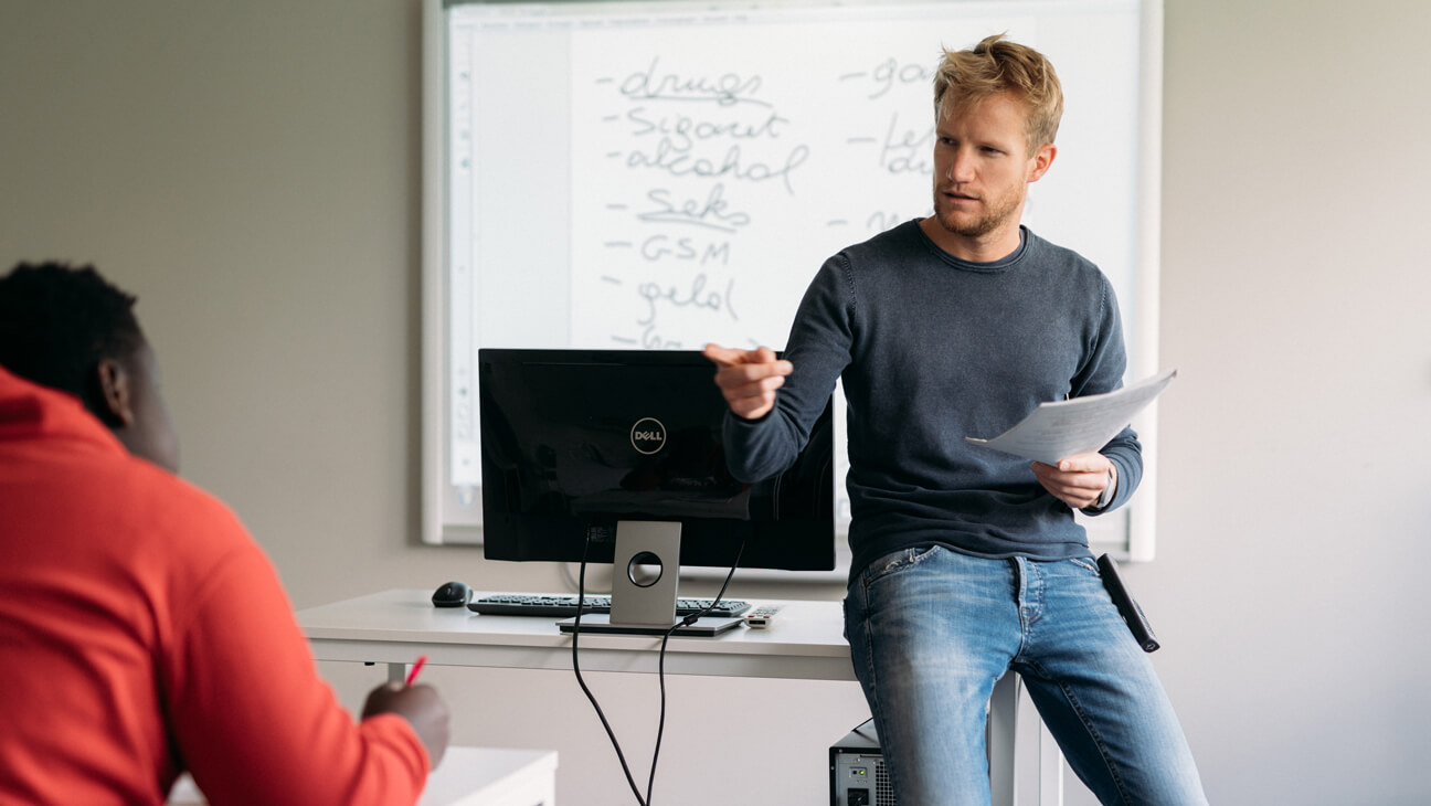 Leraar Stijn geeft les aan zijn leerlingen in de gesloten jeugdinstelling