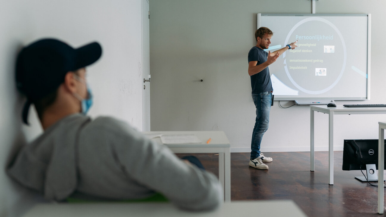 Leraar Stijn geeft les aan zijn leerlingen in de gesloten jeugdinstelling