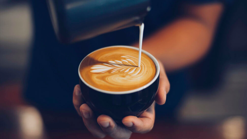 man schenkt koffie uit