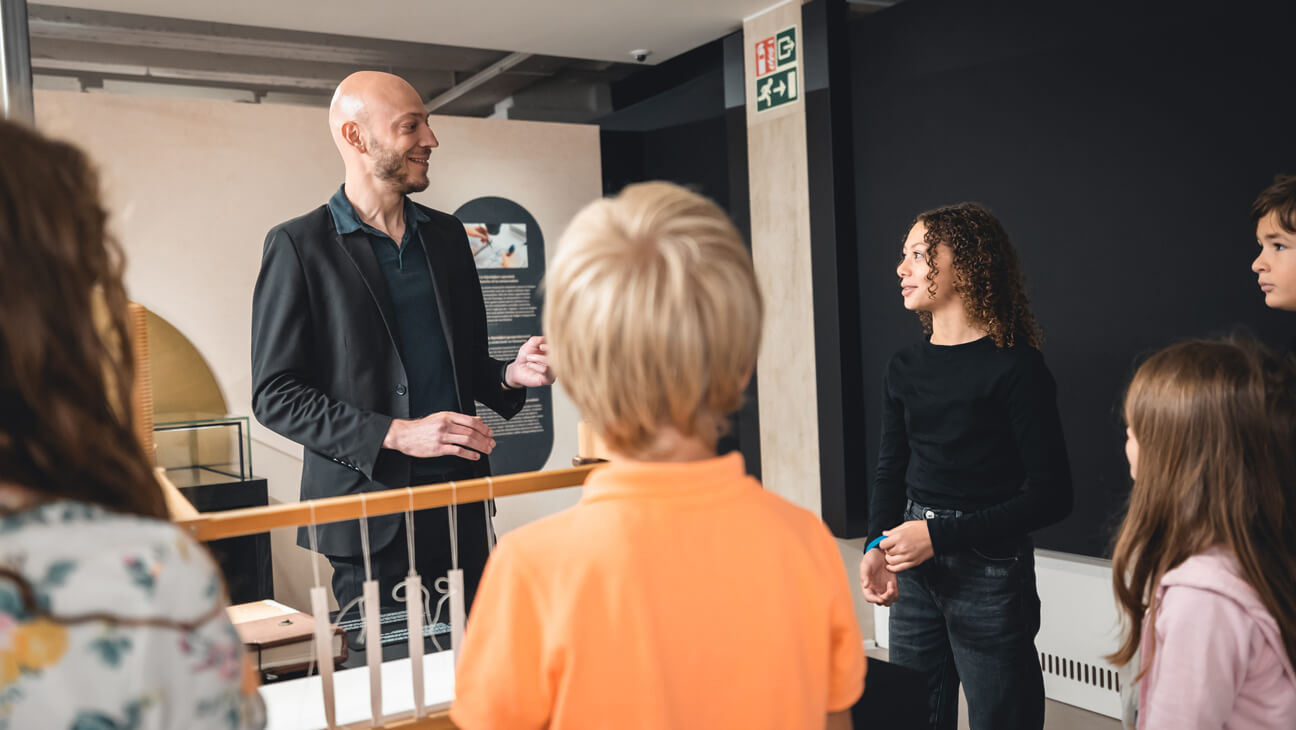 Bezoekers krijgen uitleg van gids